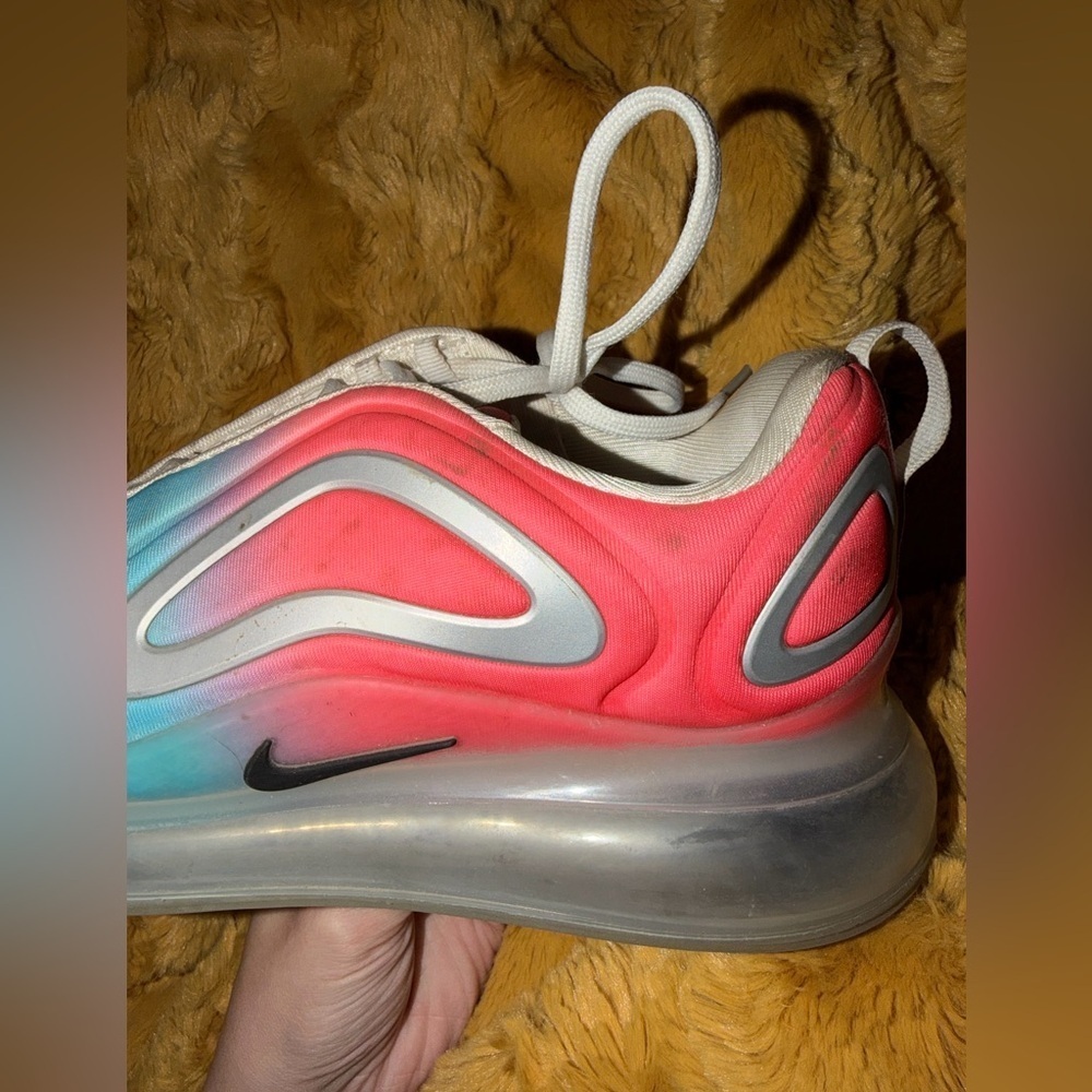 Woman’s Nike Air Max 720’s - Picture 10 of 16